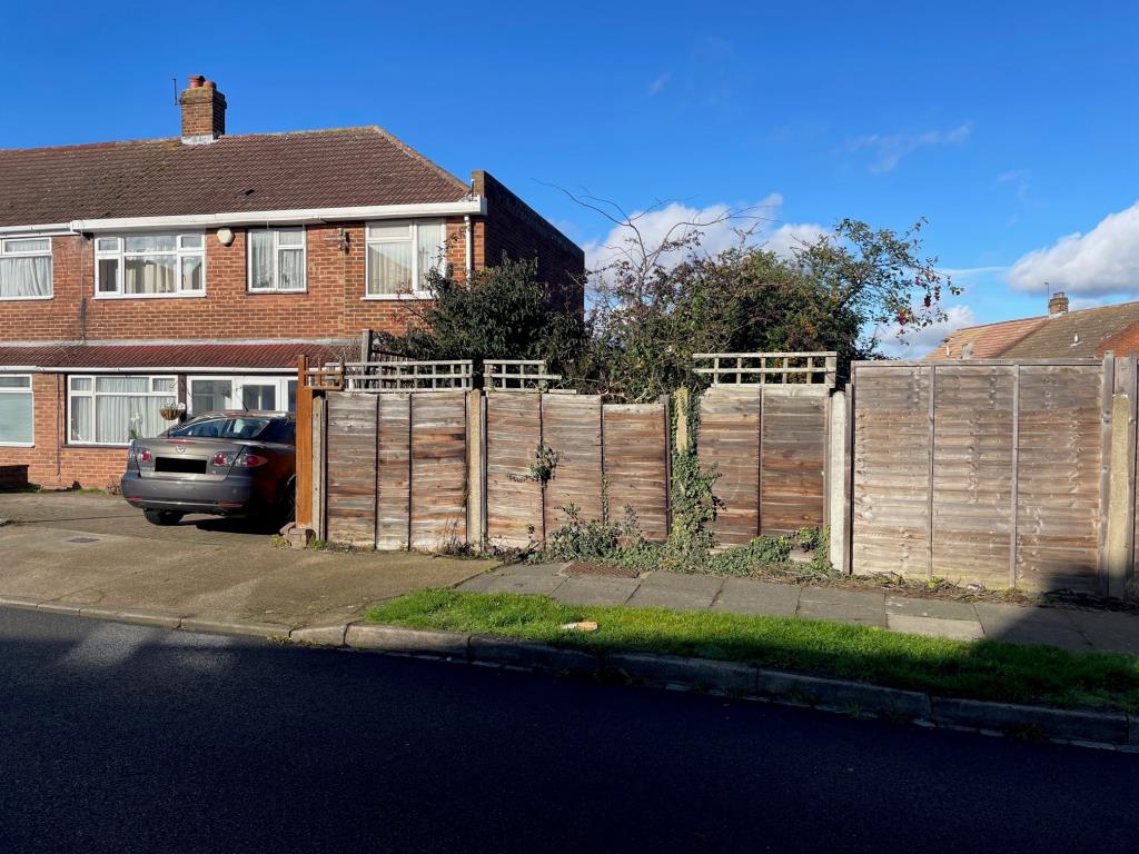 Lot: 10 - FREEHOLD PARCEL OF LAND WITH POTENTIAL - Parcel of Freehold land at Teesdale Road Dartford